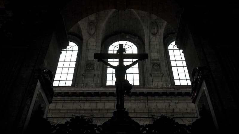 Le secret de la confession autorise-t-il les prêtres à ne pas dénoncer des actes de pédocriminalité?