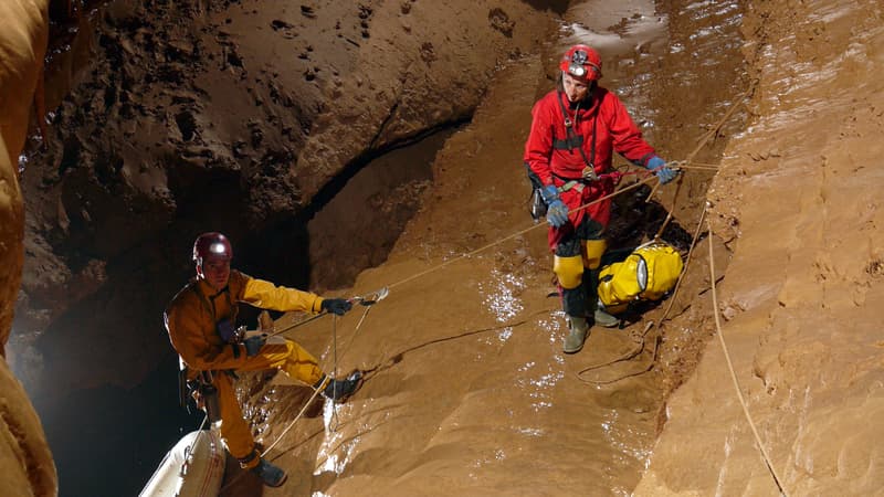Ardèche: un spéléologue de 64 ans secouru après 8 heures coincé dans une grotte