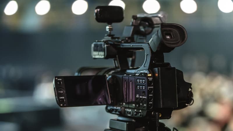 Viols dans le porno: sur les tournages, des femmes considérées “comme des morceaux de viande”