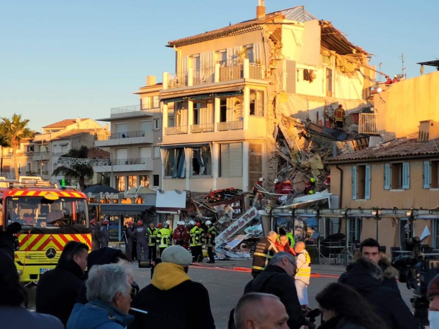 URGENT – Grosse explosion à Sanary, un immeuble s’effondre, un mort et plusieurs disparus !