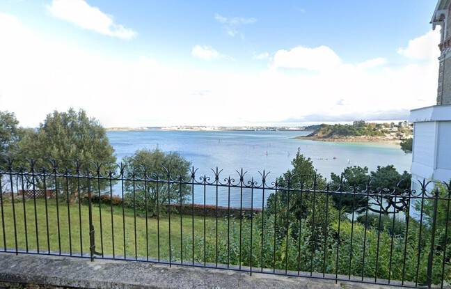 Bretagne : Un promeneur décède, happé par une vague à Dinard