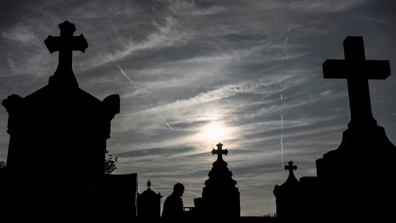 Deux femmes arrêtées grâce à un mouchard après des vols d’objets dans un cimetière à Amboise