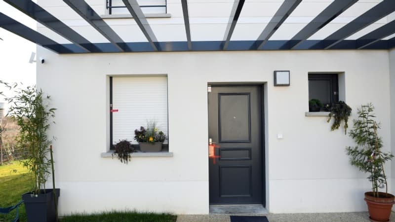 Enfant retrouvé mort dans une valise: la mère mise en examen pour “homicide volontaire sur mineur”