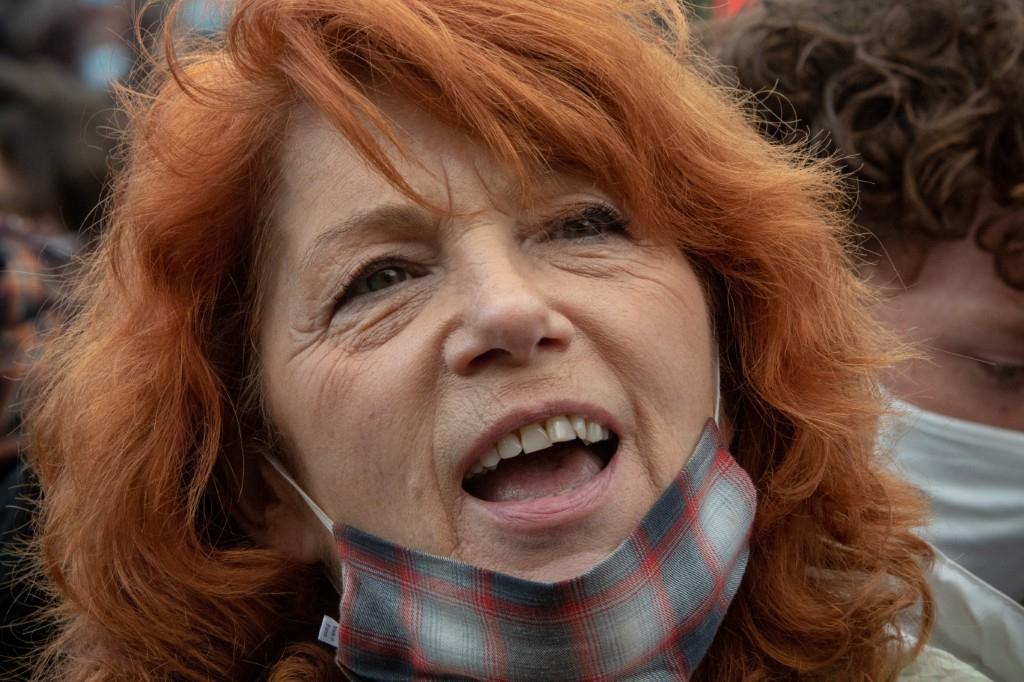 Véronique Genest compare la troisième dose de vaccin à un viol et une tournante !