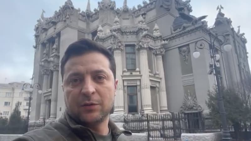 Ukraine: le président Zelensky, d’acteur comique à chef de guerre salué pour son “sang-froid”