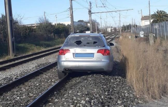 Gard : Recherché par la justice, un homme est retrouvé en voiture bloqué sur des rails