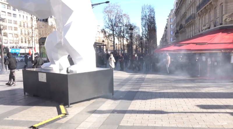 VIDEO – Fortes tensions entre manifestants et la police sur les Champs Élysées !