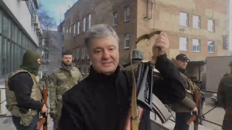 “Poutine ne capturera jamais l’Ukraine”: l’ancien président Porochenko s’affiche armé à Kiev