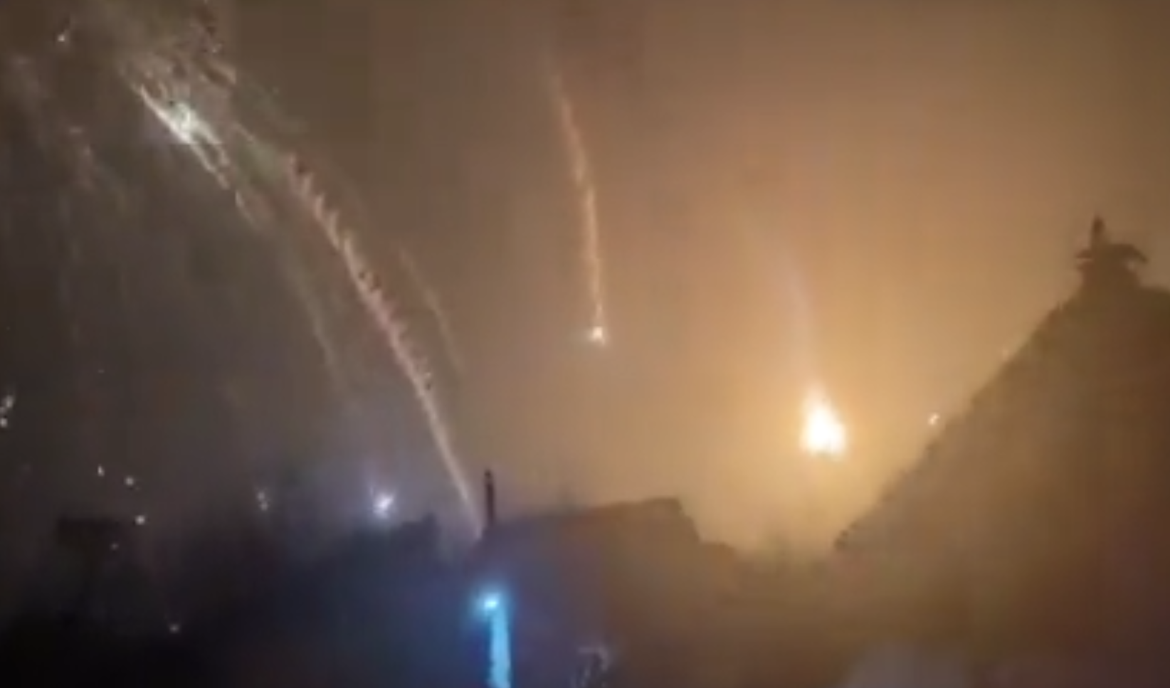 VIDEO – Deux bombardiers Russes abattus par les défenses anti-aériennes !