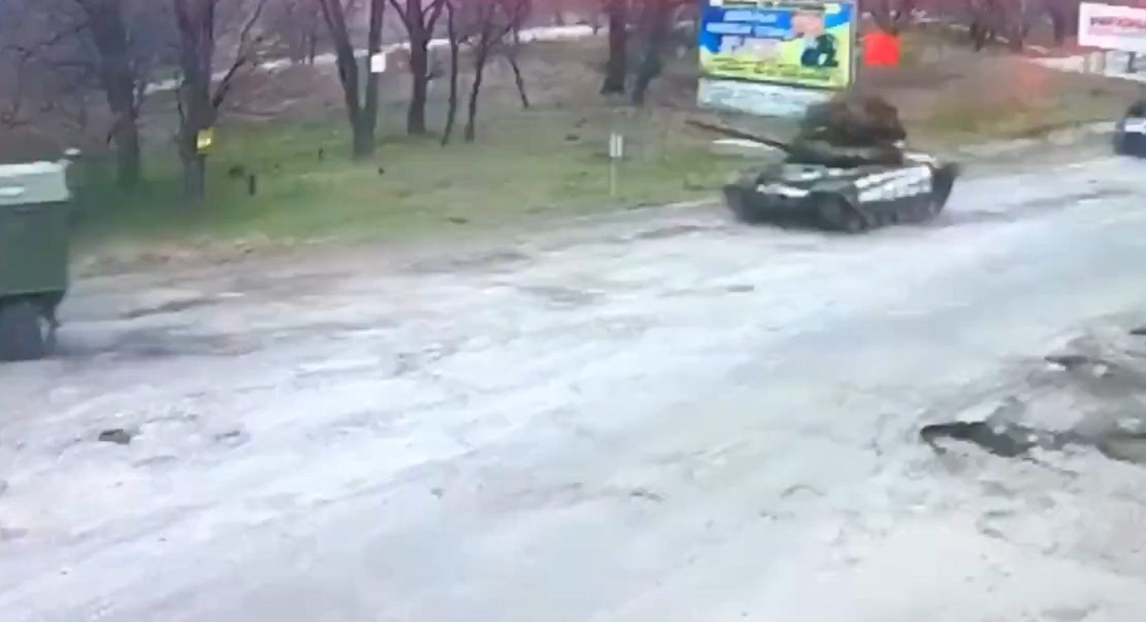 VIDEO – Des chars russes arborant le drapeau de l’URSS pénètrent en Ukraine !