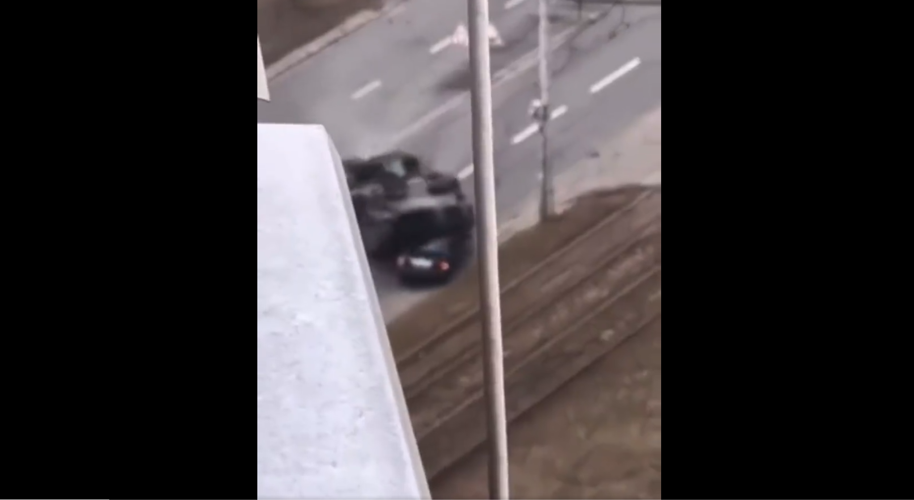 VIDEO – Un char écrase volontairement une voiture de civils ukrainiens