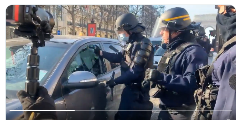 VIDEO – Convoi de la liberté : il refuse de bouger son véhicule, la police brise sa vitre !