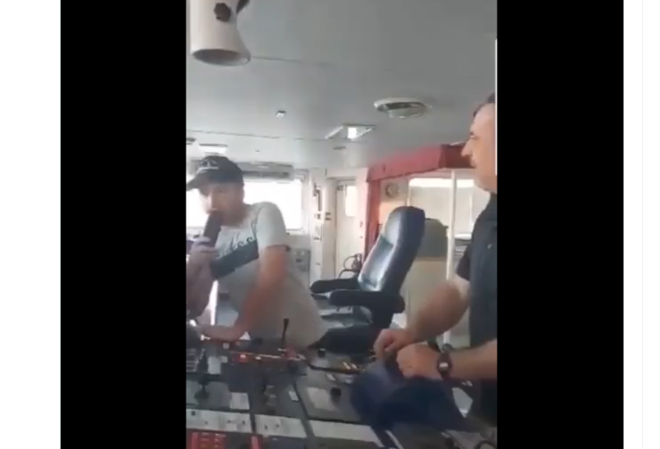 VIDEO – Un pétrolier Georgien refuse de ravitailler un navire russe “Va te faire f****”