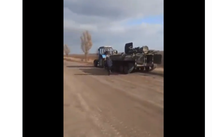 VIDEO – Guerre en Ukraine : un agriculteur vole un char russe avec son tracteur !