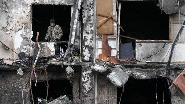 DIRECT – Guerre en Ukraine : les forces russes s’approchent de Kiev depuis le nord-est et l’est