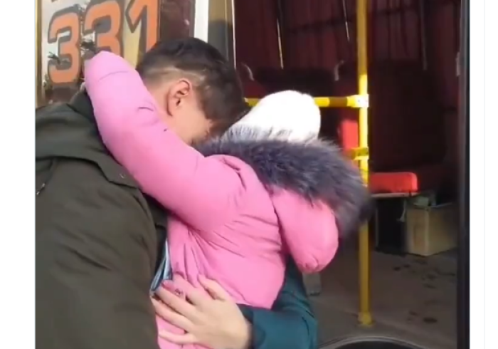 VIDEO – Les bouleversantes images d’un père Ukrainien abandonnant sa famille pour rejoindre le front