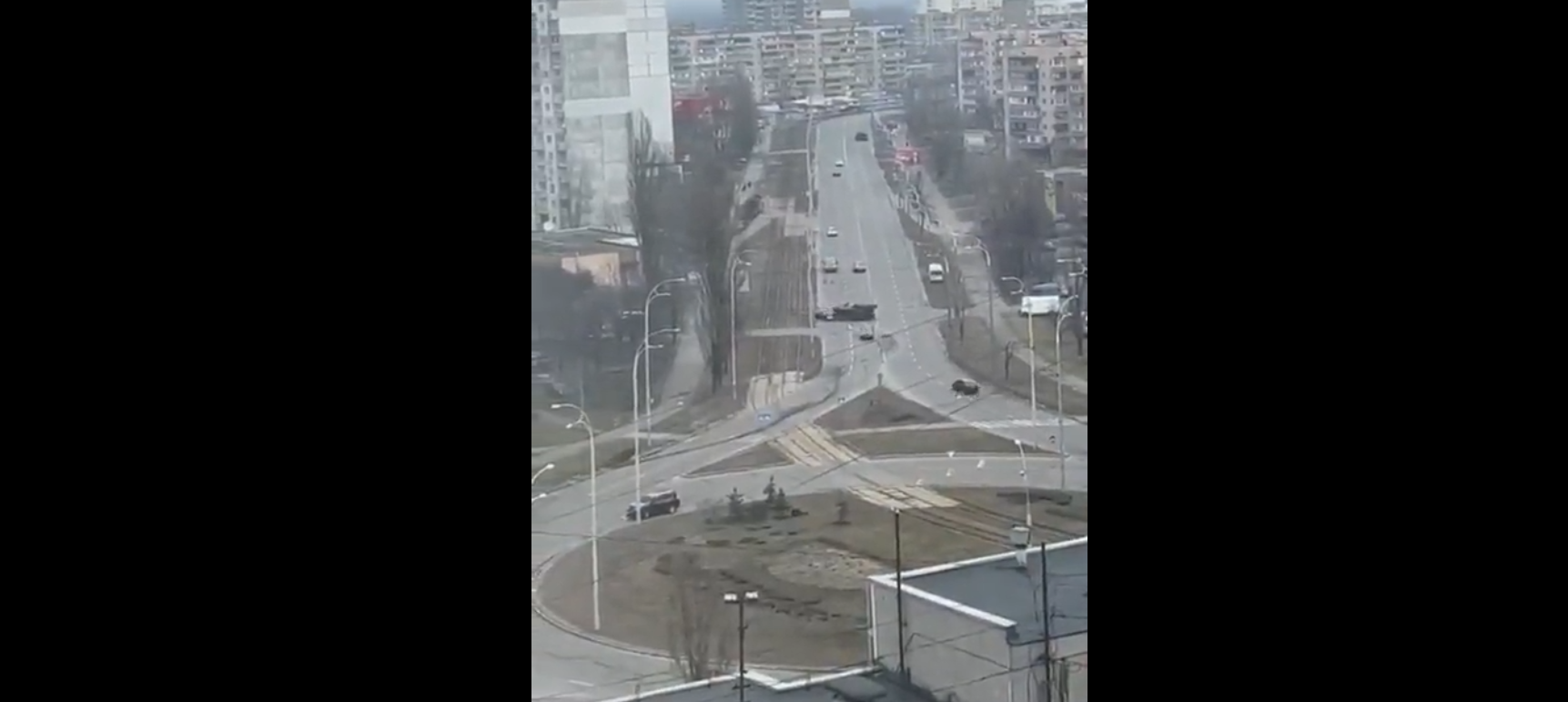 VIDEO – Un blindé russe écrase une voiture avec des civils en Ukraine !