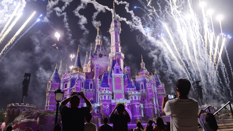 Face à la vague Omicron, le parc Disneyland de Shanghai ferme à nouveau ses portes