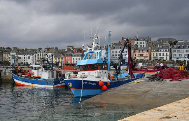 Douarnenez : Un bateau coule dans la baie après un incendie à bord, pas de victime