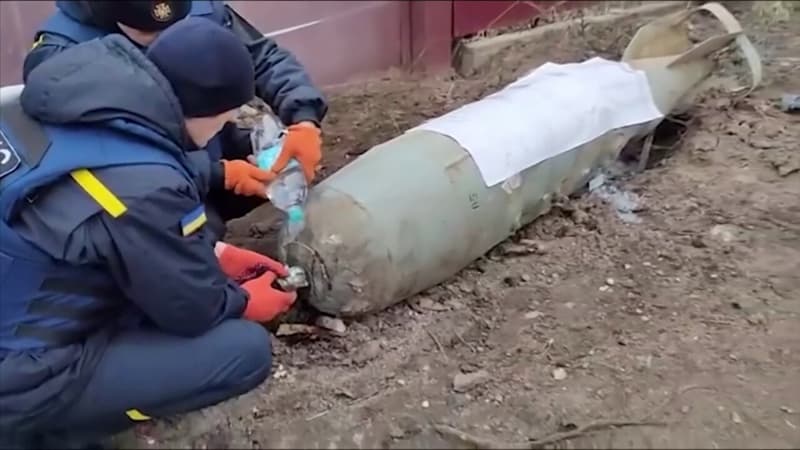 Des secouristes ukrainiens désamorcent un projectile qui n’a pas explosé
