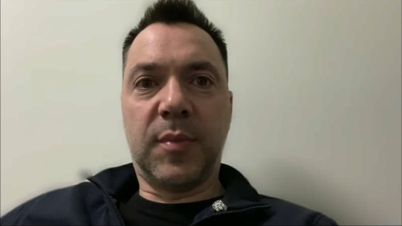 “Ils veulent raser la ville”: le conseiller militaire de Zelensky évoque la situation à Marioupol