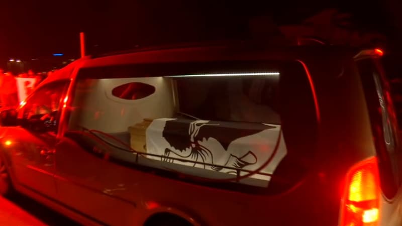 Corse: haie d’honneur à l’arrivée du corps d’Yvan Colonna à Ajaccio