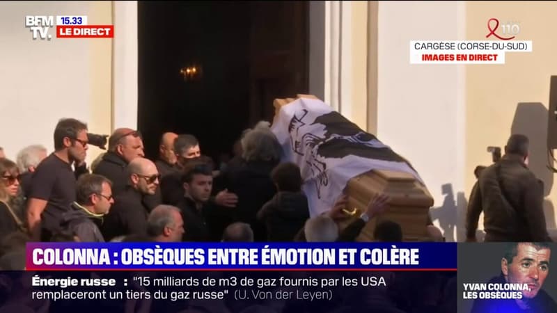 Le cercueil d’Yvan Colonna, recouvert d’un drapeau corse, entre dans l’église de Cargèse