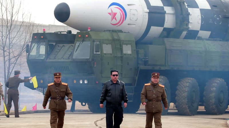 Kim Jong-un met en scène le lancement d’un missile balistique nord-coréen dans une vidéo théâtrale
