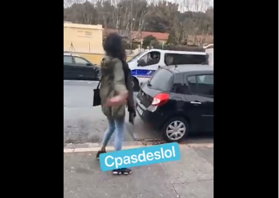 VIDEO : Elle caillasse la police “par Allah”