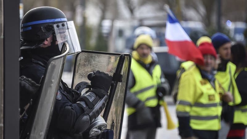 Un major de CRS mis en examen pour la main arrachée d’un “gilet jaune” en 2018