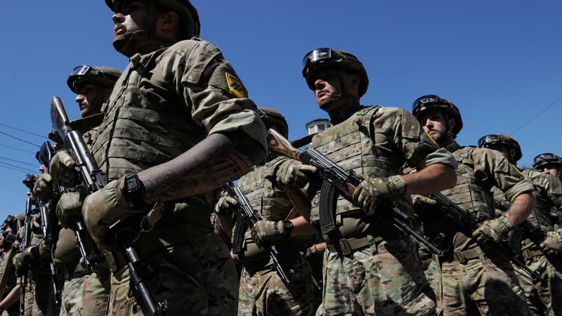 Qu’est-ce que le régiment d’Azov, ces néonazis de l’armée ukrainienne que Moscou pointe du doigt?