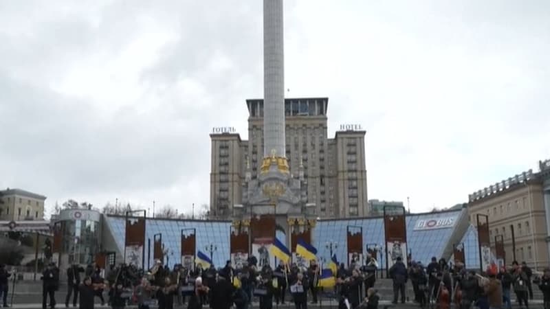 À Kiev, l’orchestre classique joue les hymnes ukrainien et européen sur la place de l’Indépendance