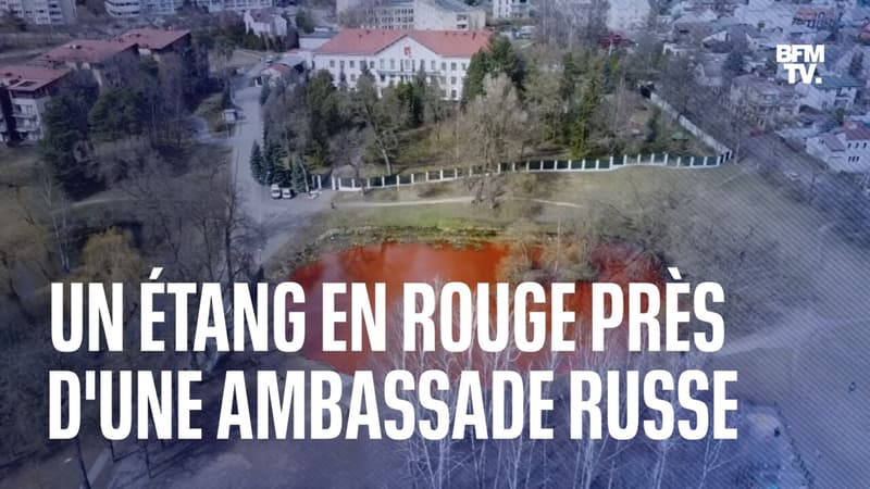 L’étang face à l’ambassade russe à Vilnius teint en rouge en protestation des crimes en Ukraine