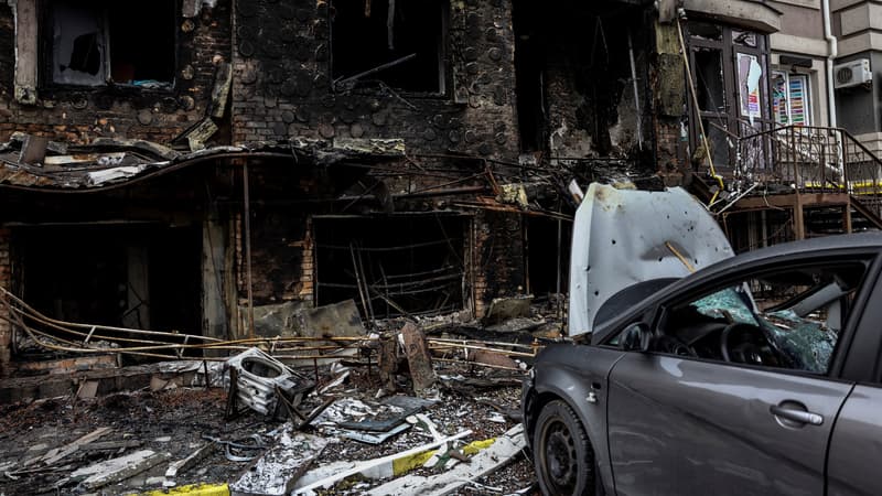 Ukraine: des images de drone montrent un cycliste visé par des chars russes à Boutcha