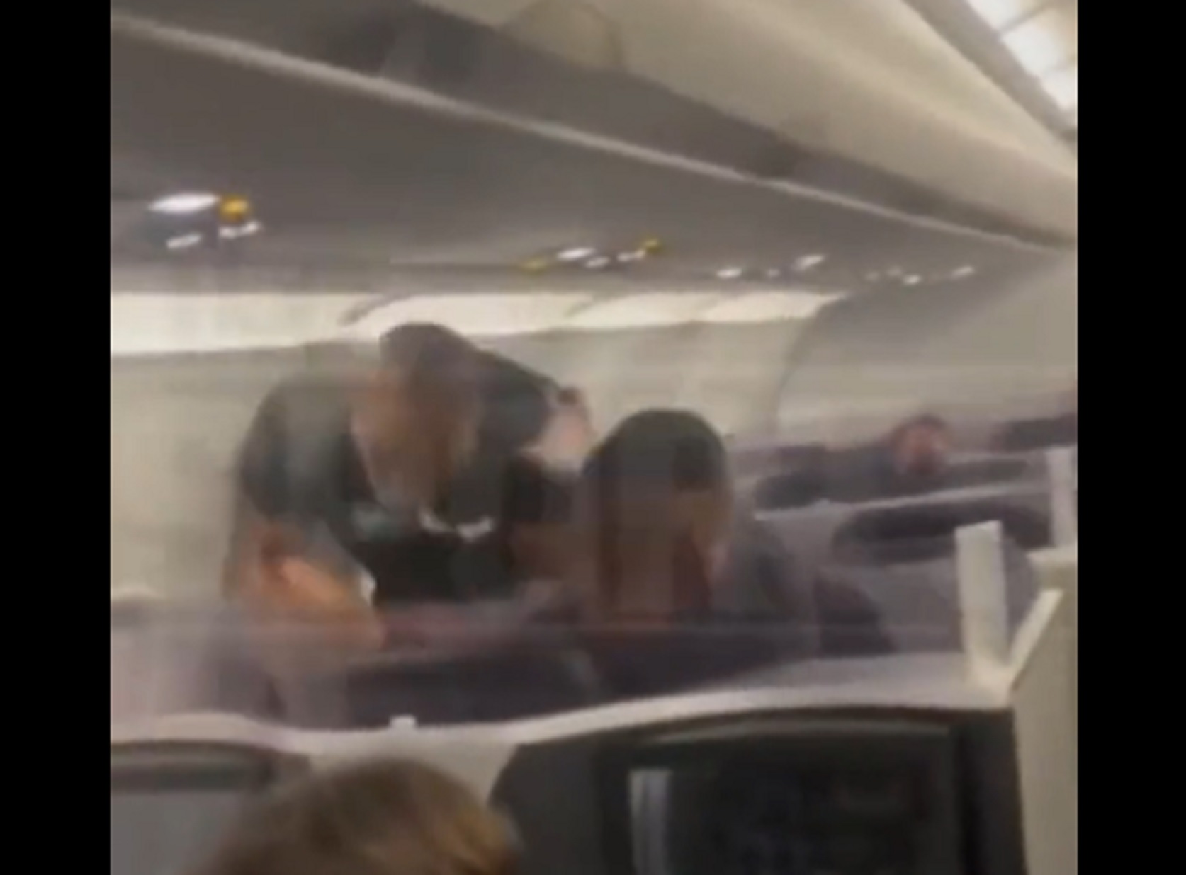 VIDEO : Mike Tyson tabasse un passager à bord d’un avion !