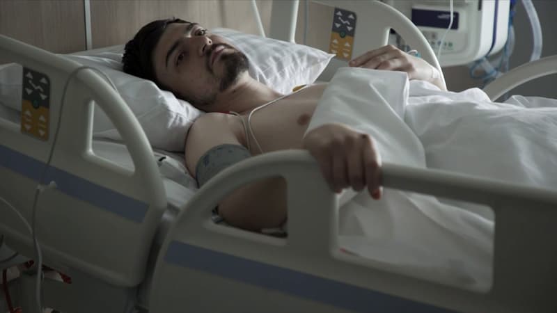 “Ils m’ont protégé avec leur corps”: un rescapé du bombardement de la gare de Kramatorsk témoigne