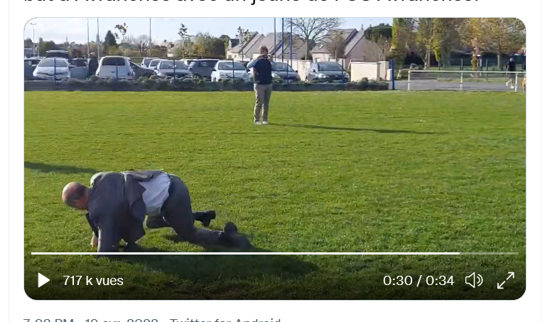 Jean-Michel Blanquer chute sur un terrain de foot, les internautes sont hilares