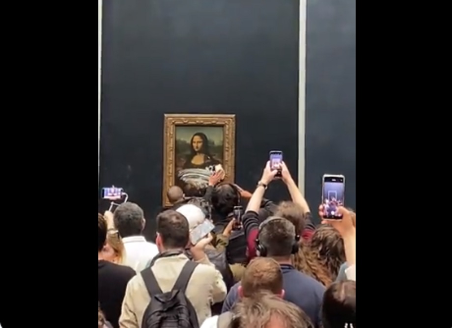 VIDEO : Un homme s’attaque à La Joconde au Musée du Louvre !