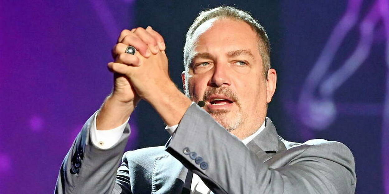 Le spectacle de Messmer tourne au drame à cause d’un spectateur hypnotisé !