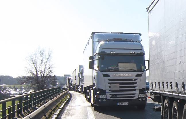 Morbihan : Un poids lourd parcourt 2 km avec une voiture encastrée