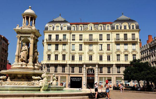 Lyon : La police interrompt une « pool party » sauvage dans une fontaine, lancée par un ado sur TikTok