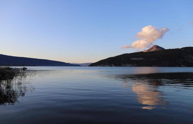 Annecy : Un jeune homme de 20 ans meurt noyé dans le lac pendant une sortie en pédalo