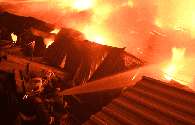 Un incendie embrase un entrepôt à Villeurbanne