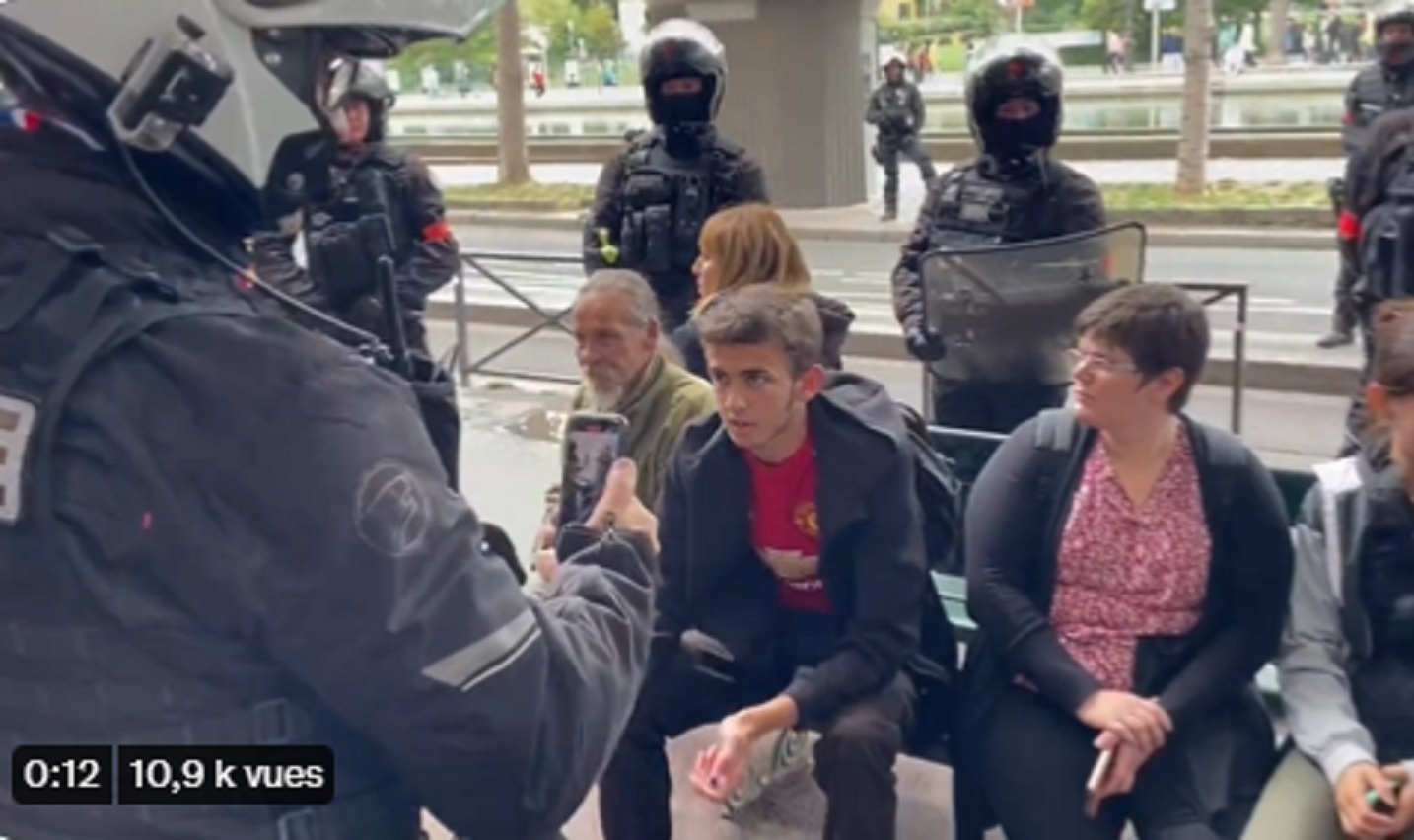 VIDEO : Un policier filme les visages des manifestants avec son téléphone !