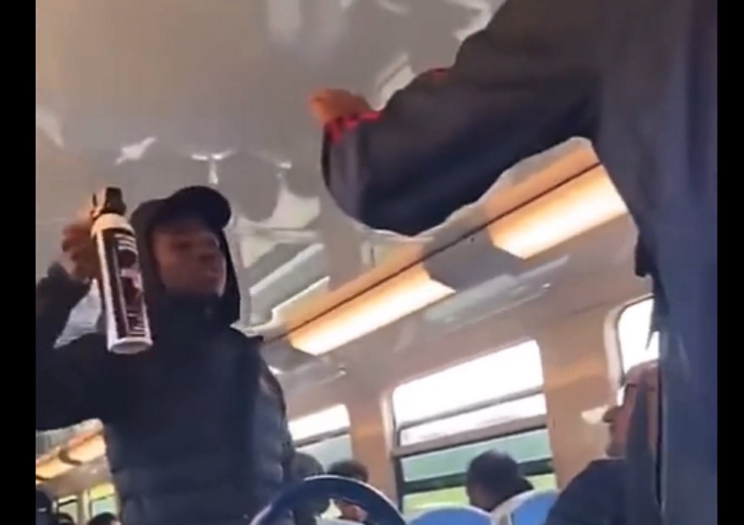 VIDEO :  Une bagarre entre racailles dégénère dans un bus