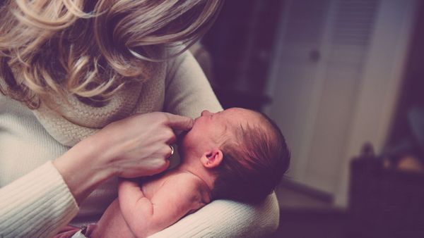 Affligée, une sage-femme persuade des parents de changer le prénom de leur nouveau-né