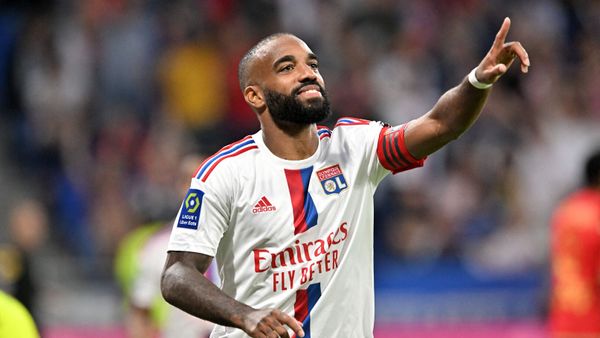 Alexandre Lacazette : moquée pour sa voix, la star de l’OL révèle souffrir d’un problème grave