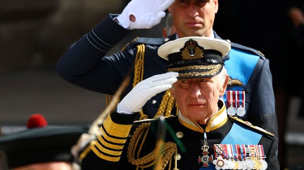 Charles III : cette petite blague à Emmanuel Macron pour ironiser sur la longévité de sa mère