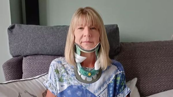 Diagnostiquée d’une maladie très rare, elle ne peut plus tenir sa tête droite