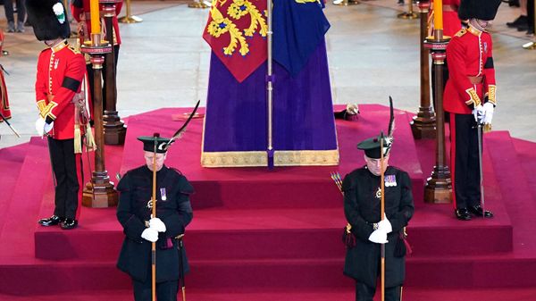 Elizabeth II : cette raison troublante pour laquelle un homme a sauté sur son cercueil